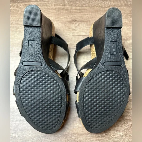 Size 9 Aerosoles Black Strappy Wedge Sandals - Picture 3 of 6